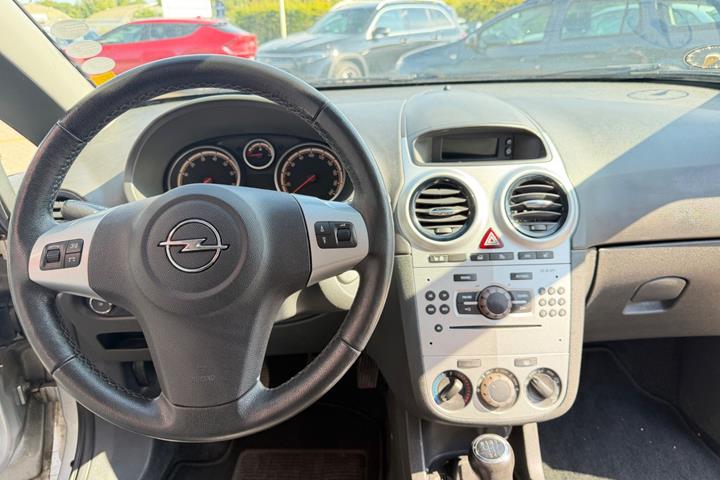 Sølv Opel Corsa fra 2012