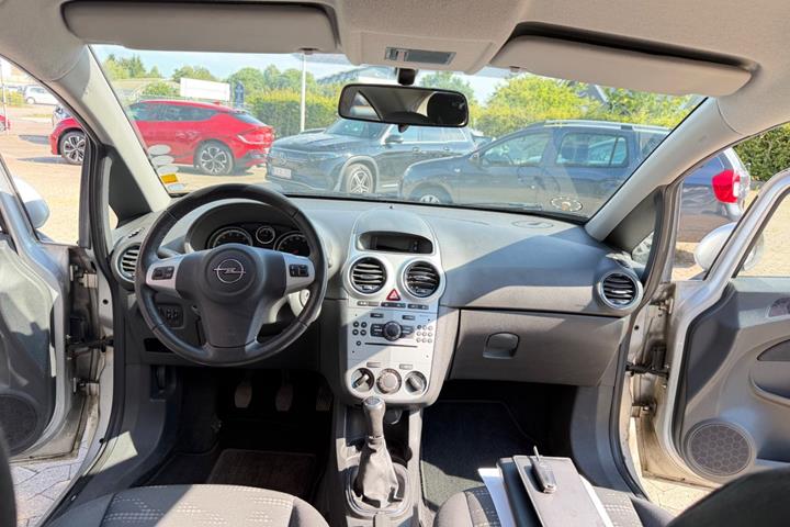 Sølv Opel Corsa fra 2012