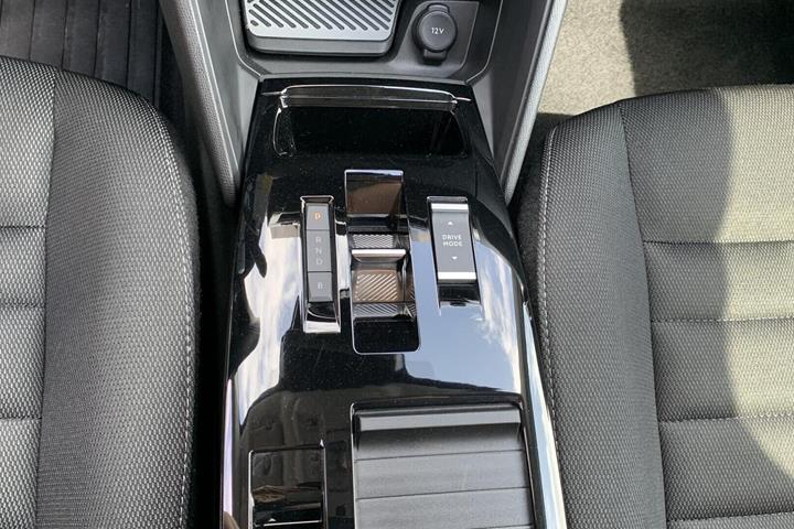Grå Citroën ë-C4 X fra 2025