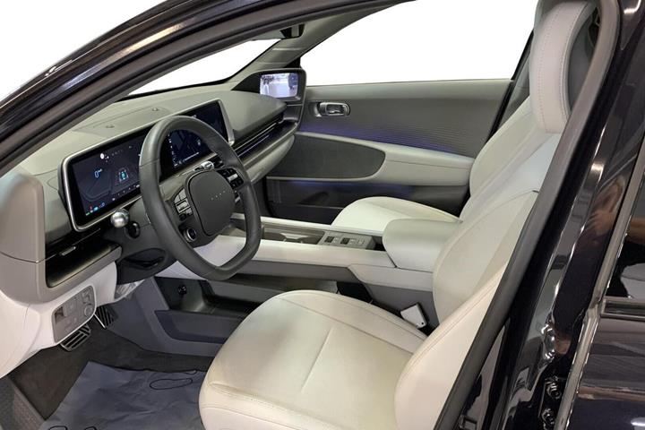 Blå Hyundai Ioniq 6 fra 2023