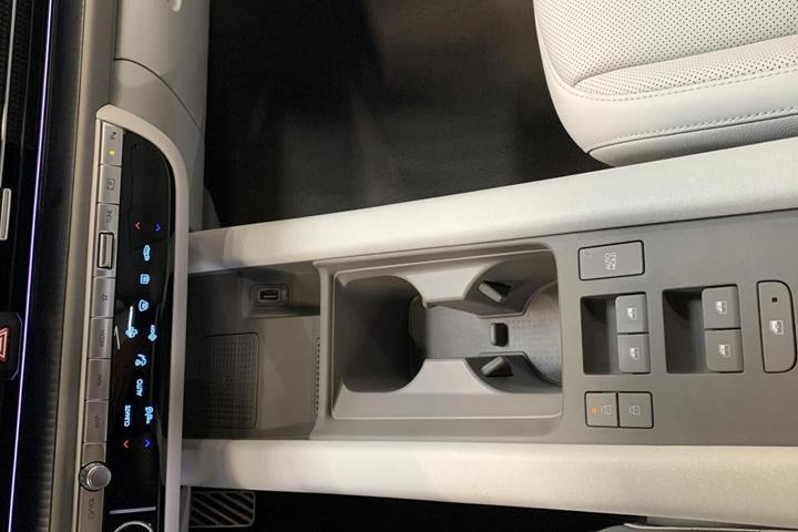 Blå Hyundai Ioniq 6 fra 2023