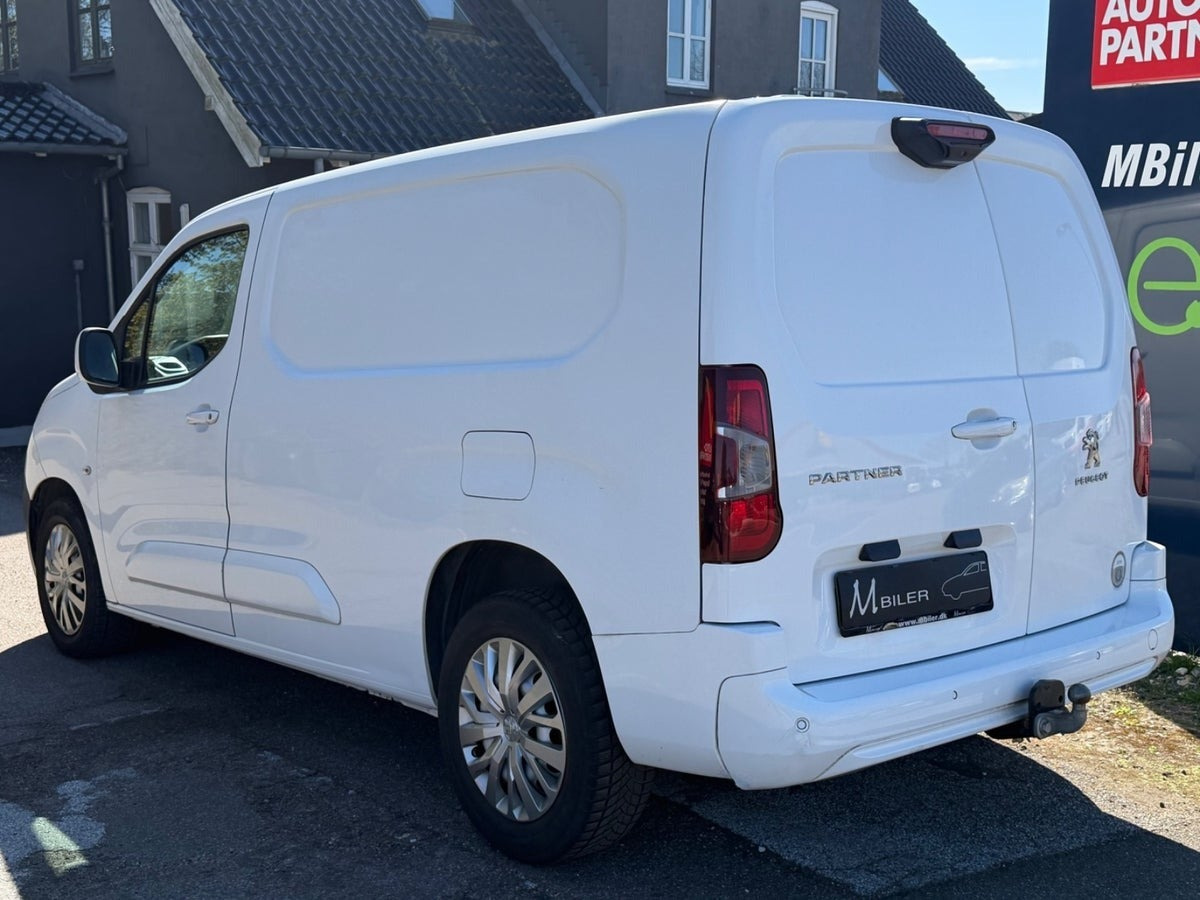 Hvid Peugeot Partner fra 2020