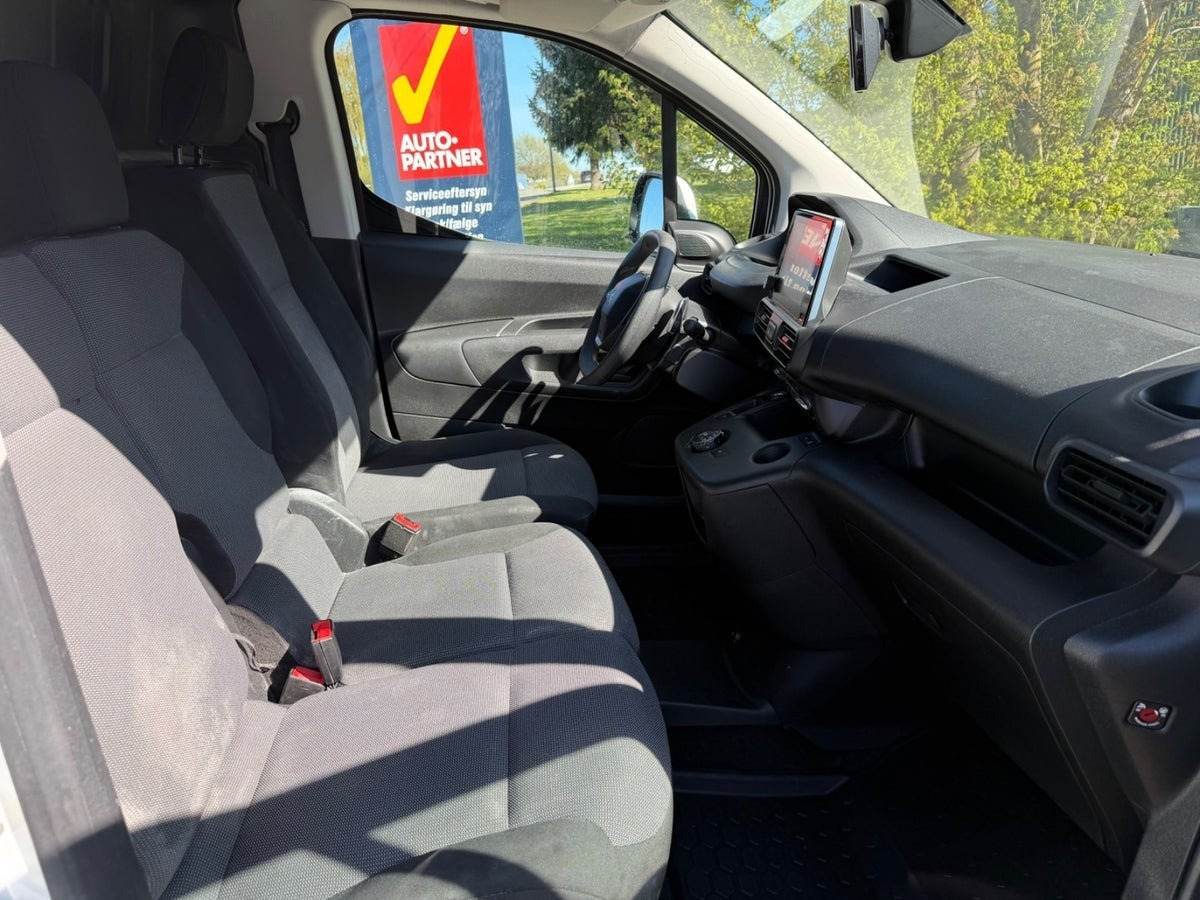 Hvid Peugeot Partner fra 2020