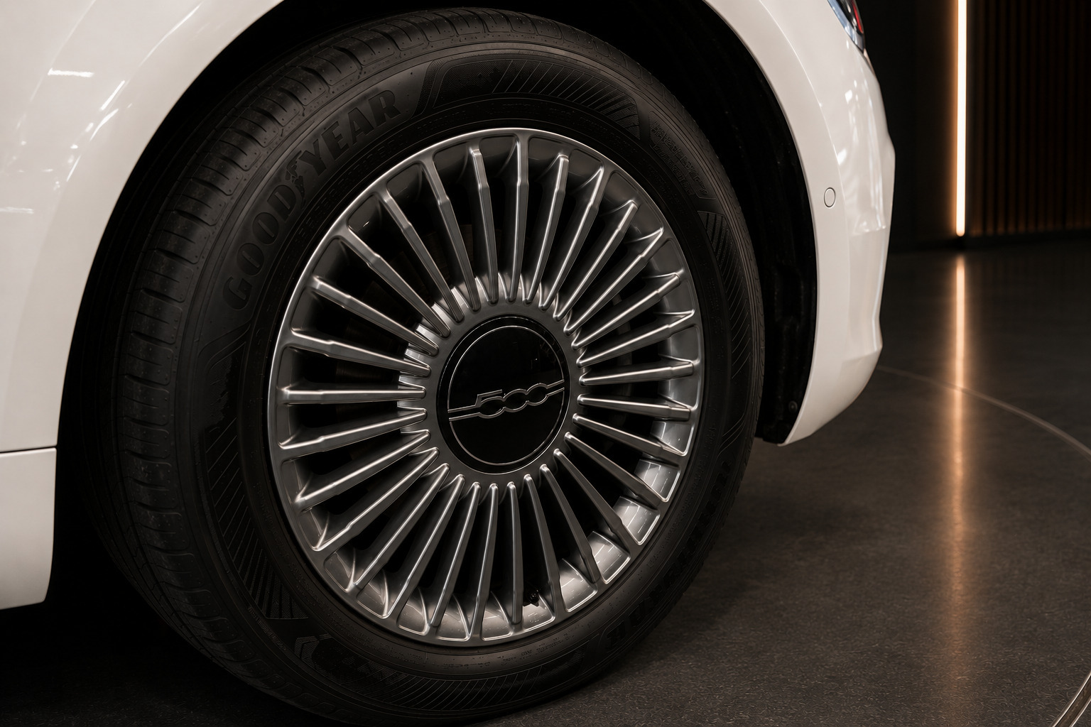 Hvid Fiat 500e fra 2023