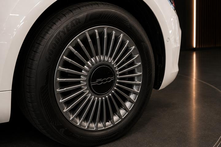 Hvid Fiat 500e fra 2023