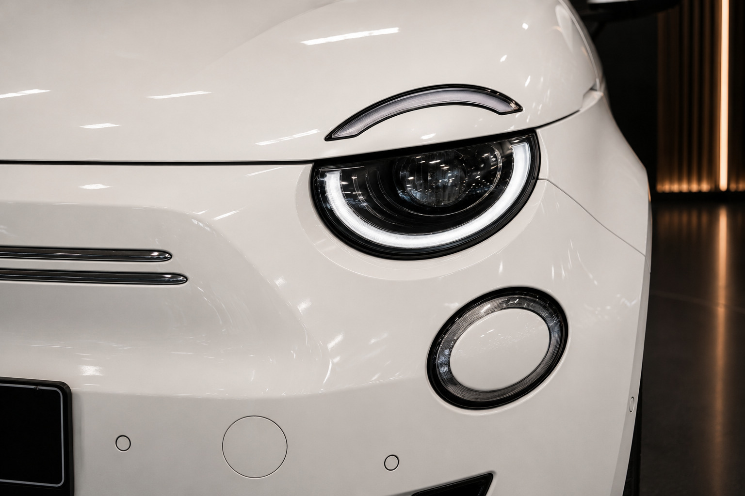 Hvid Fiat 500e fra 2023
