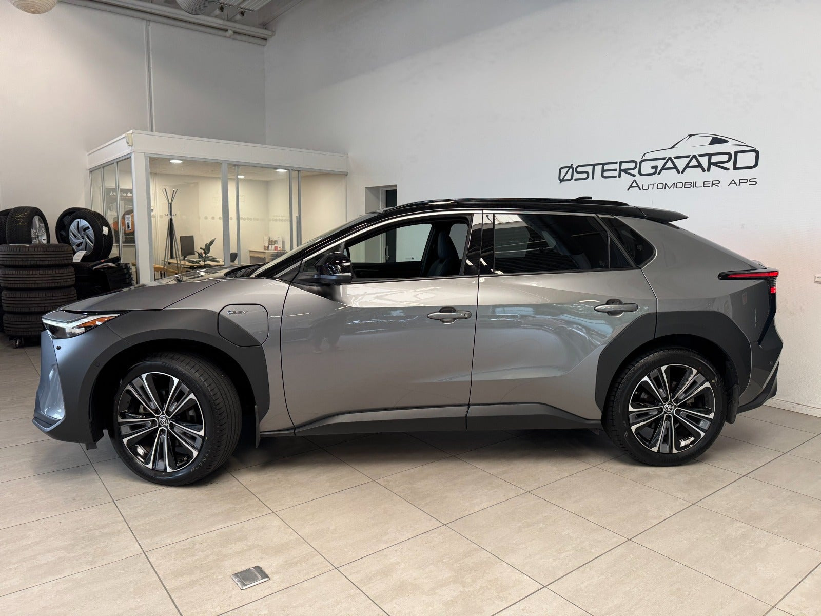 Grå Toyota BZ4X fra 2025