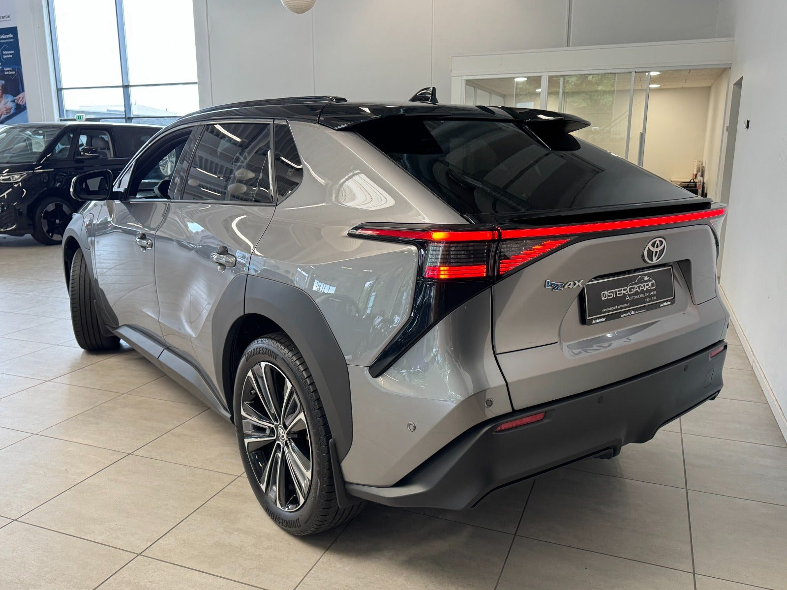 Grå Toyota BZ4X fra 2025