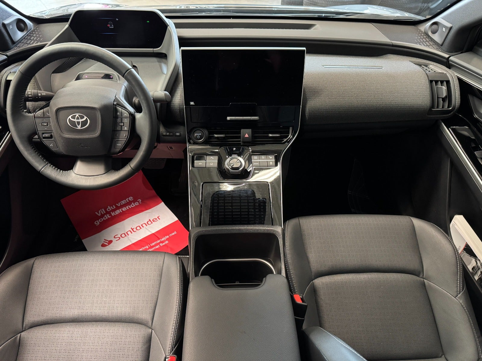 Grå Toyota BZ4X fra 2025