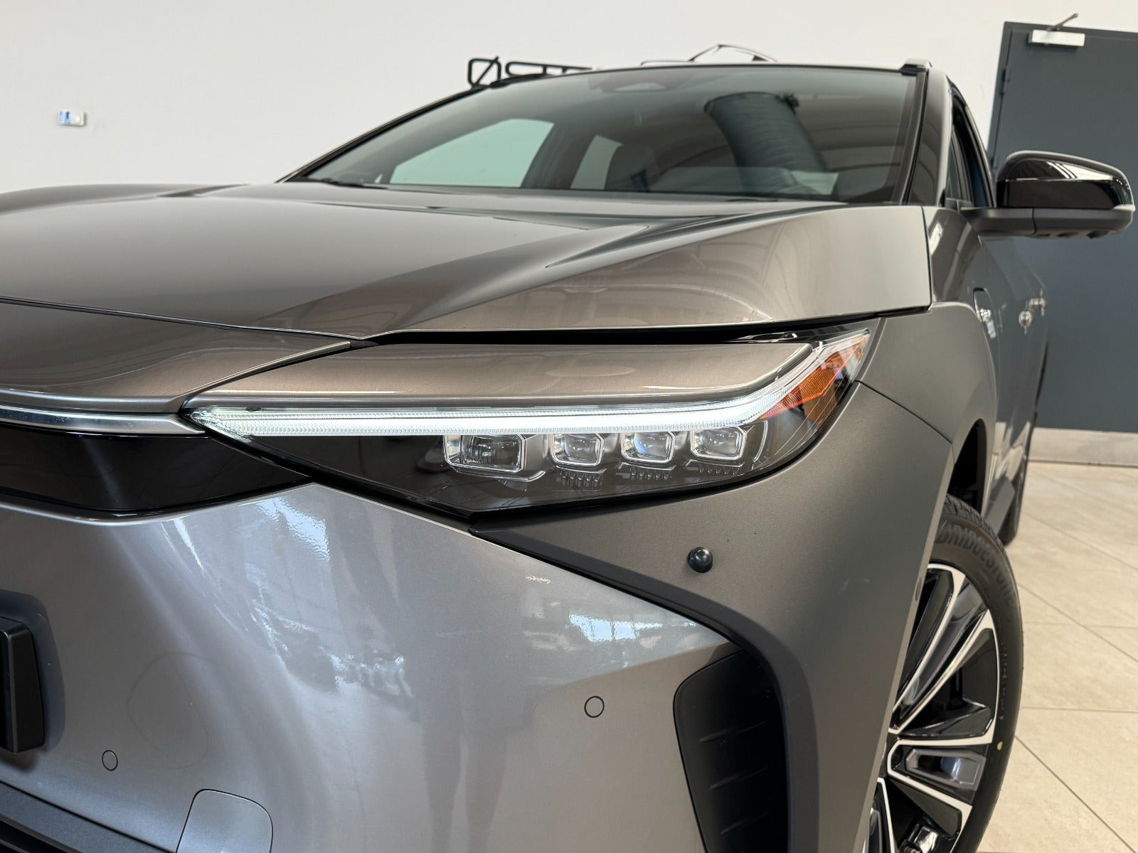 Grå Toyota BZ4X fra 2025
