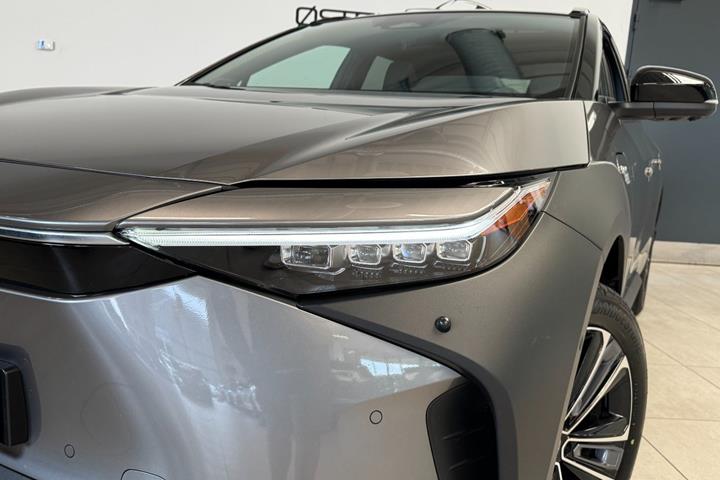 Grå Toyota BZ4X fra 2025