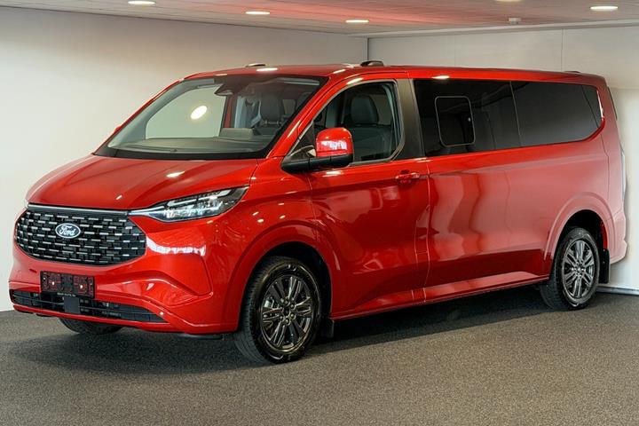 Rød Ford Tourneo Custom 340 L2 fra 2025
