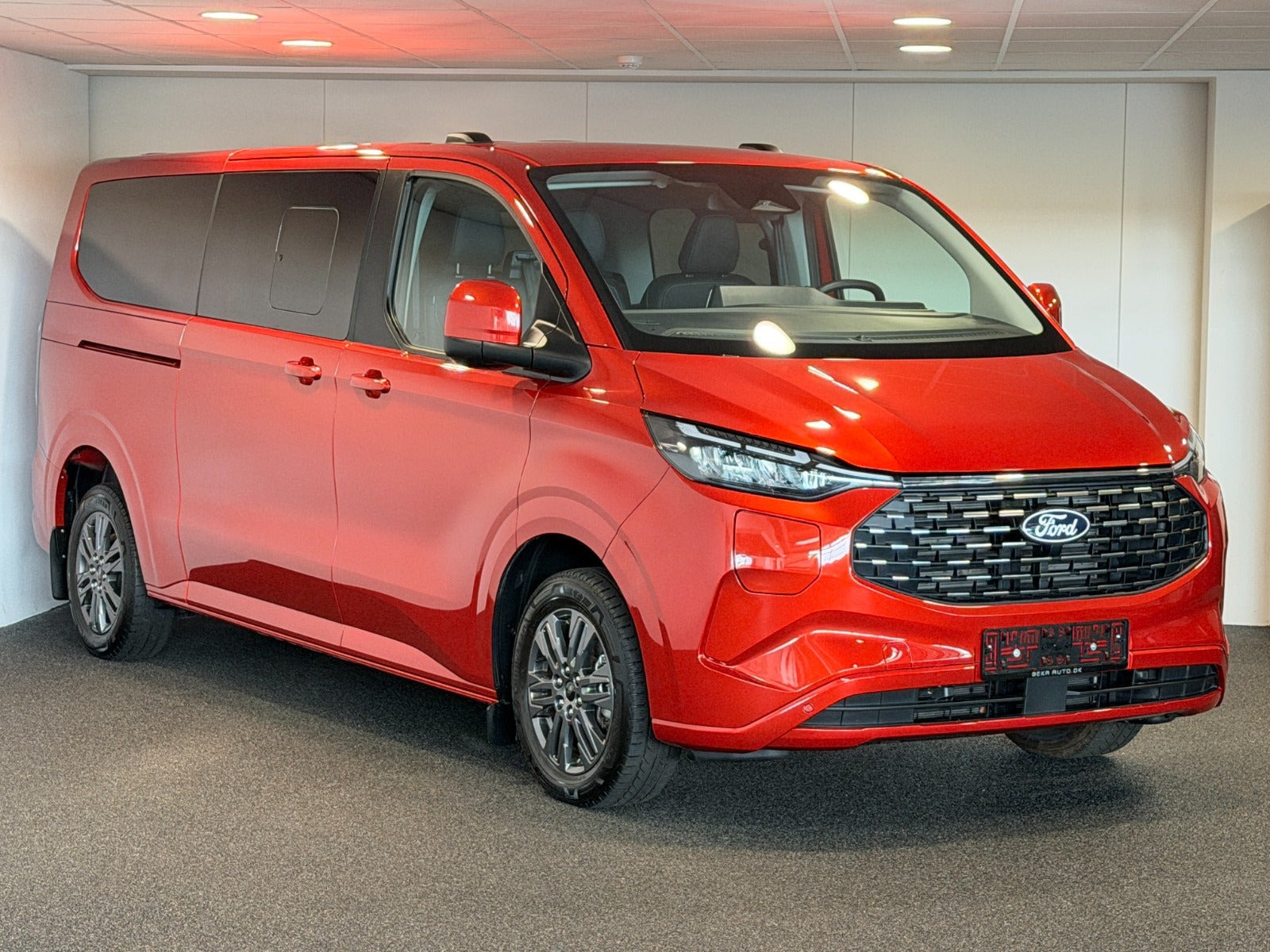 Rød Ford Tourneo Custom 340 L2 fra 2025