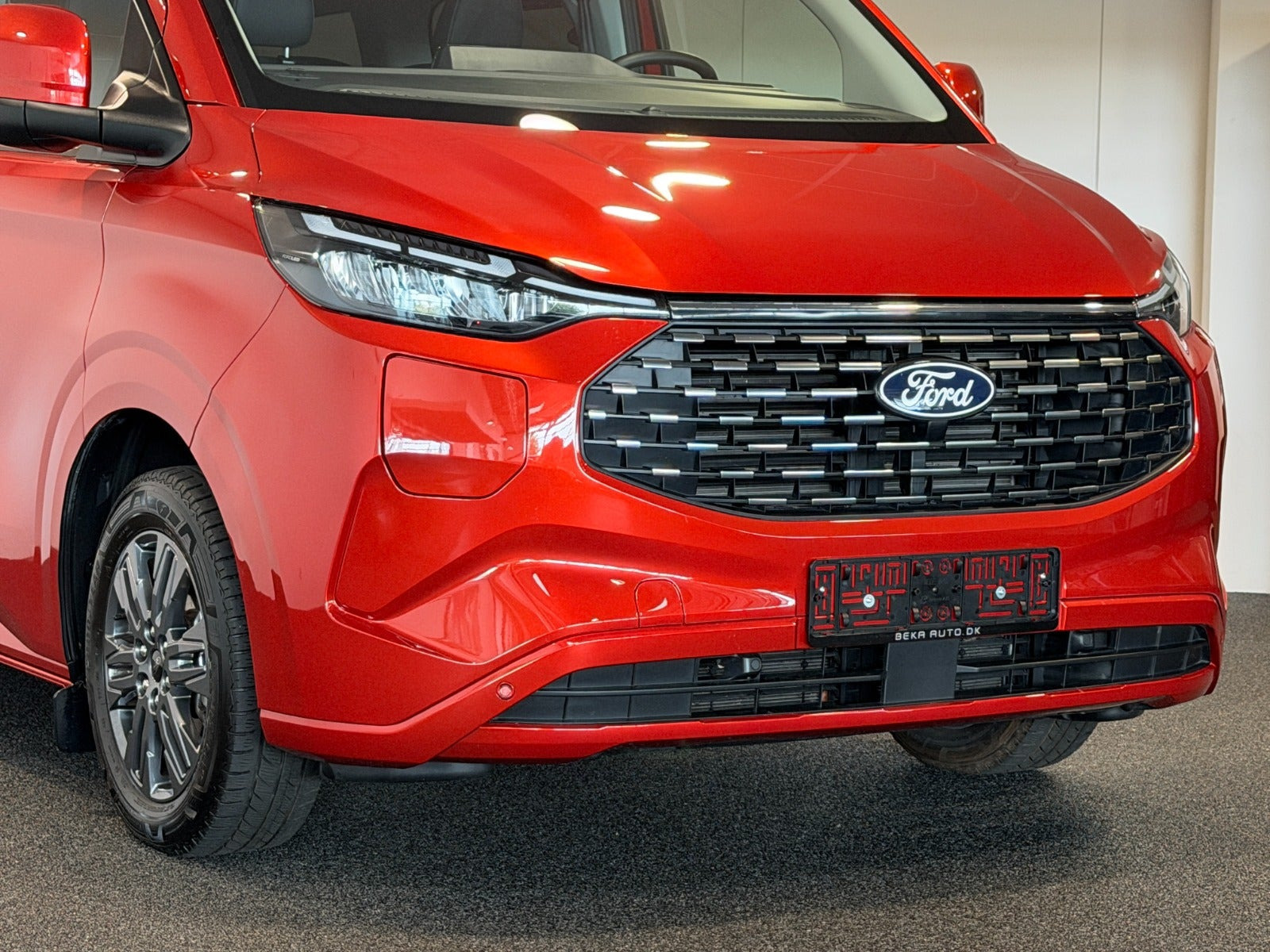 Rød Ford Tourneo Custom 340 L2 fra 2025