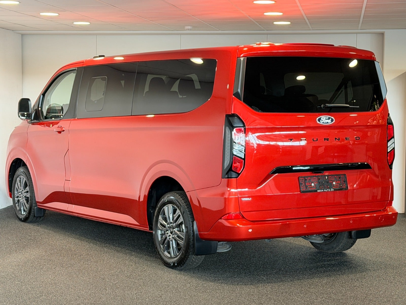 Rød Ford Tourneo Custom 340 L2 fra 2025