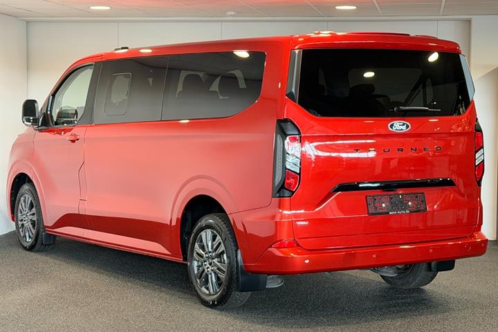 Rød Ford Tourneo Custom 340 L2 fra 2025