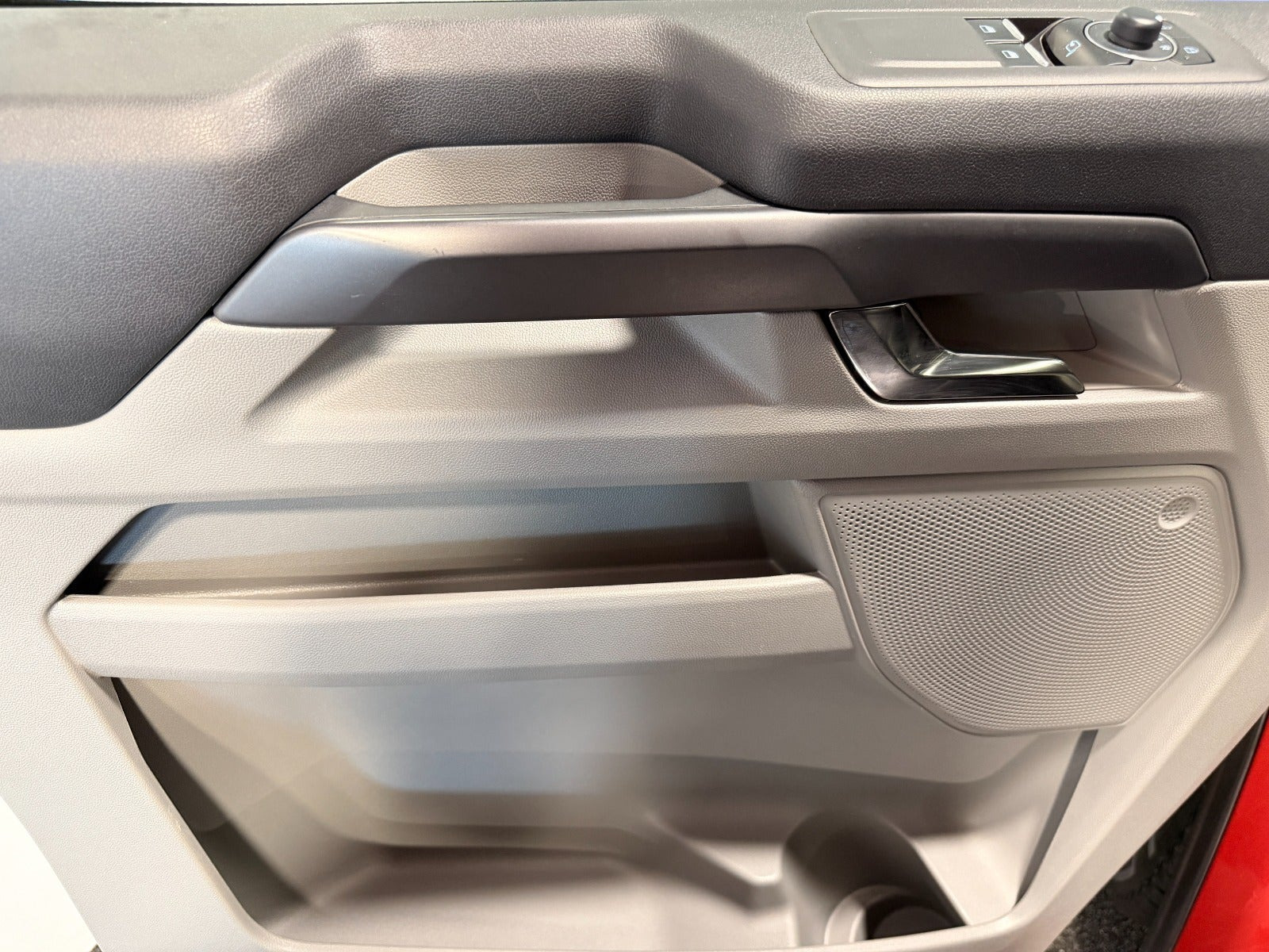 Rød Ford Tourneo Custom 340 L2 fra 2025