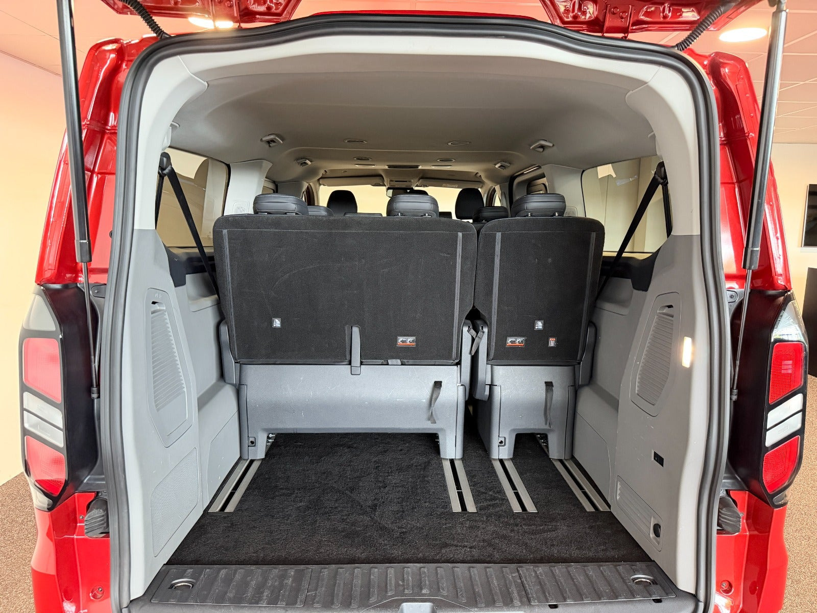 Rød Ford Tourneo Custom 340 L2 fra 2025