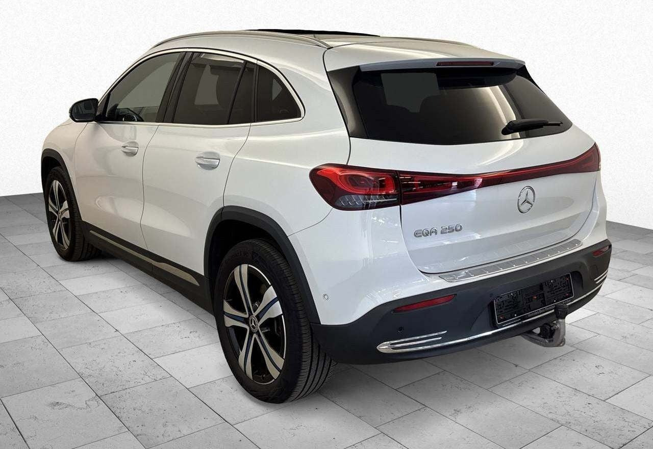 Hvid Mercedes EQA250 fra 2023