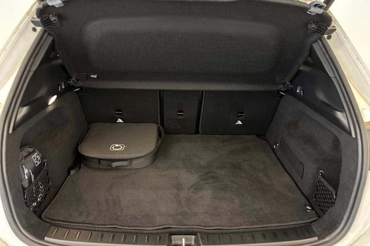 Hvid Mercedes EQA250 fra 2023