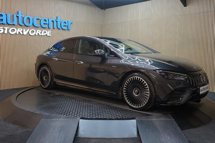 Grå Mercedes EQE43 fra 2022 set udefra