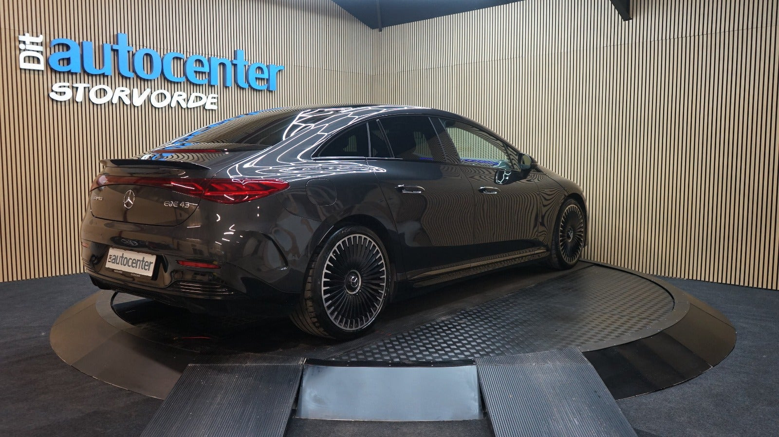 Grå Mercedes EQE43 fra 2022