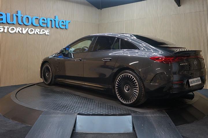 Grå Mercedes EQE43 fra 2022
