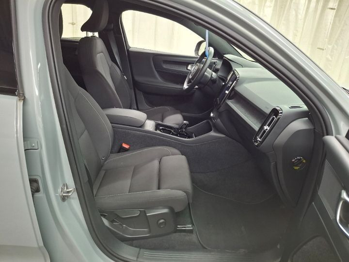 Grå Volvo C40 fra 2024