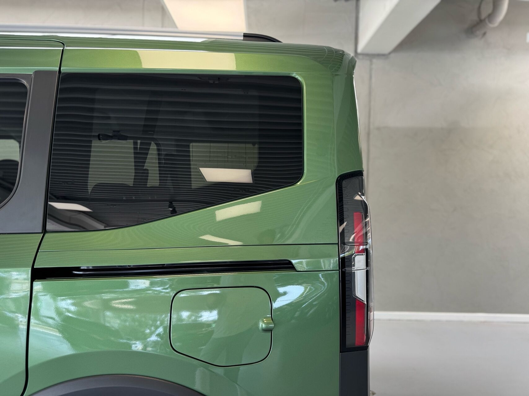 Grøn Ford E-Tourneo Courier fra 2025