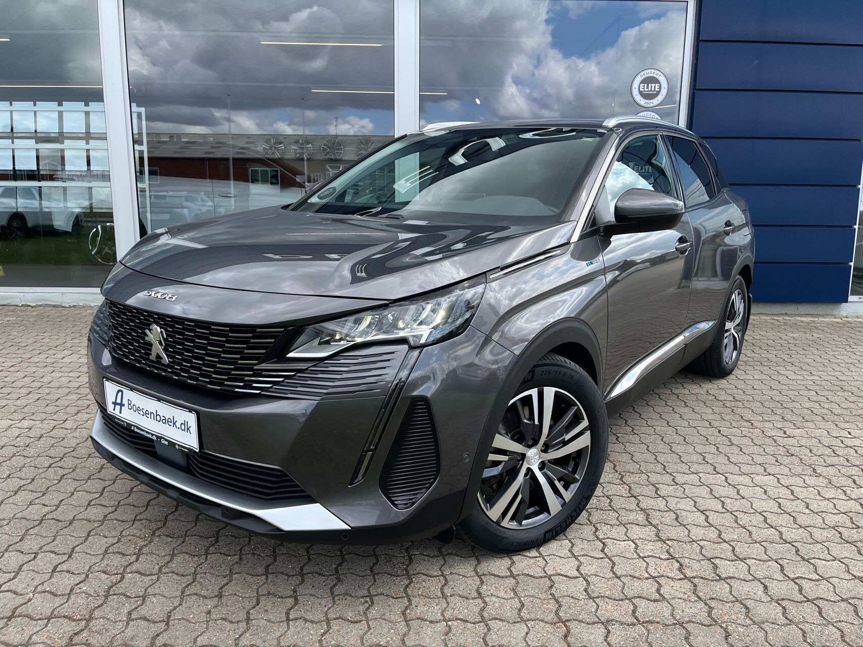 Grå Peugeot 3008 fra 2021
