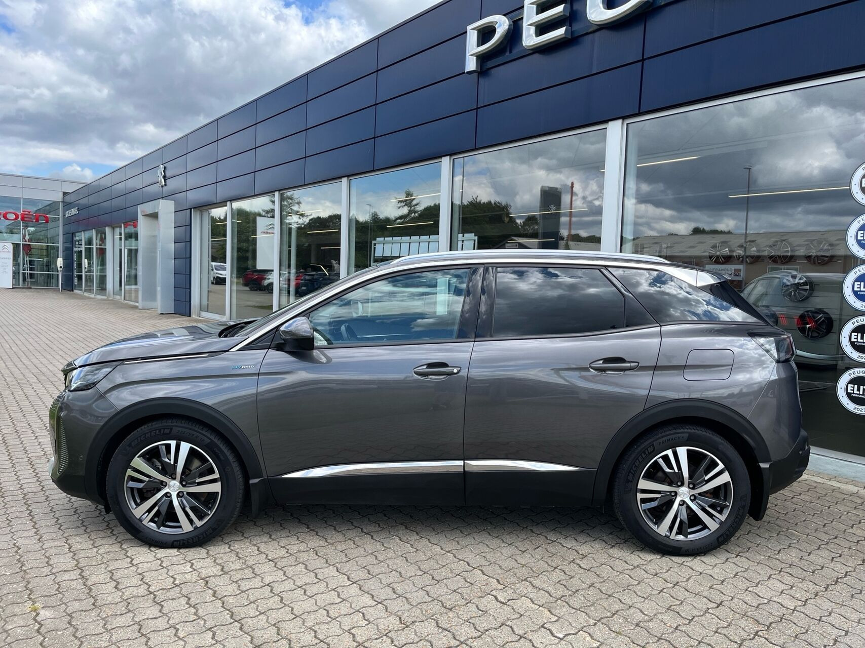 Grå Peugeot 3008 fra 2021