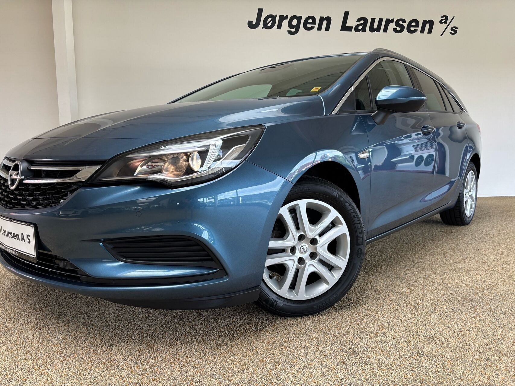 Blå Opel Astra fra 2017