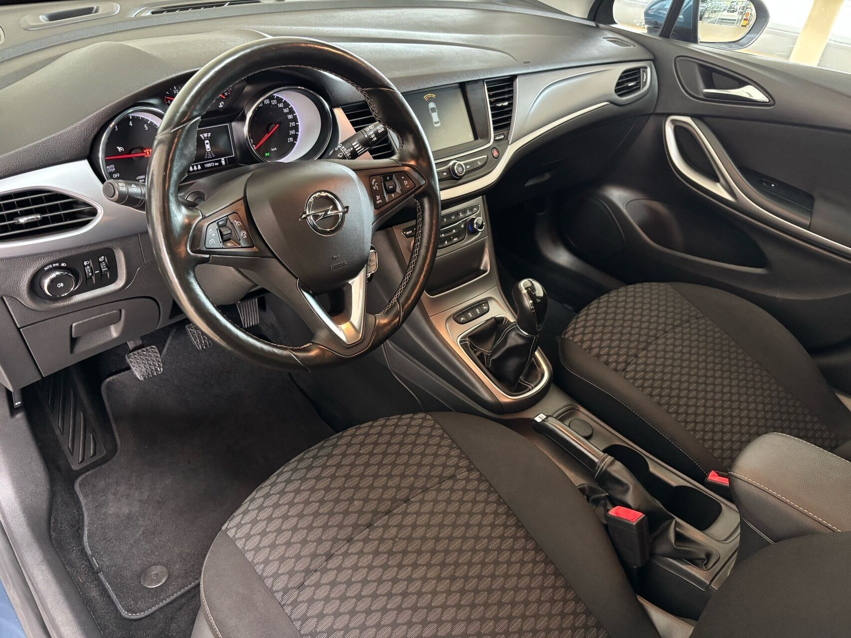 Blå Opel Astra fra 2017