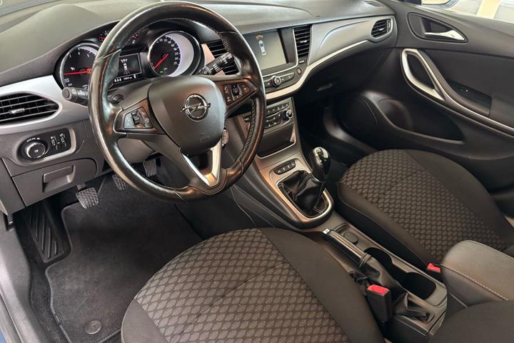 Blå Opel Astra fra 2017