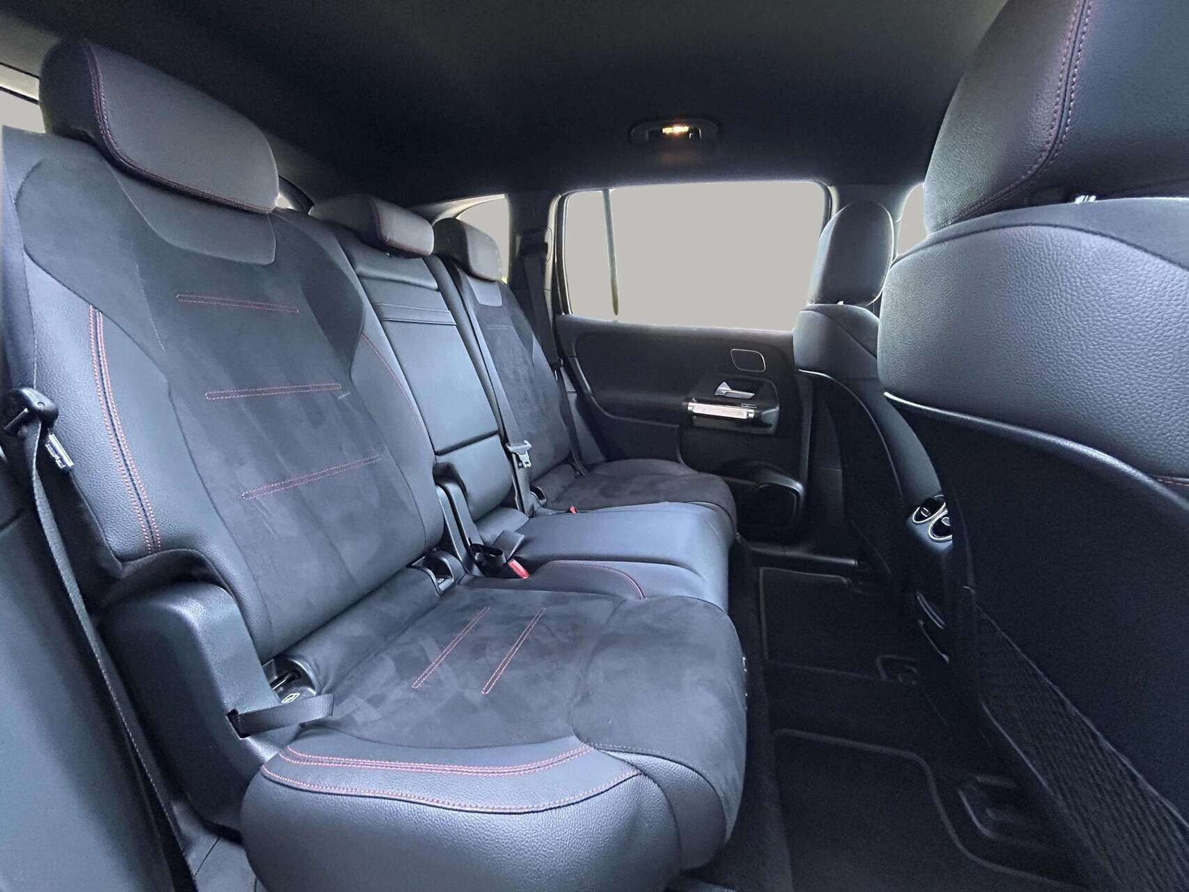 Sort Mercedes EQB 250+ fra 2025