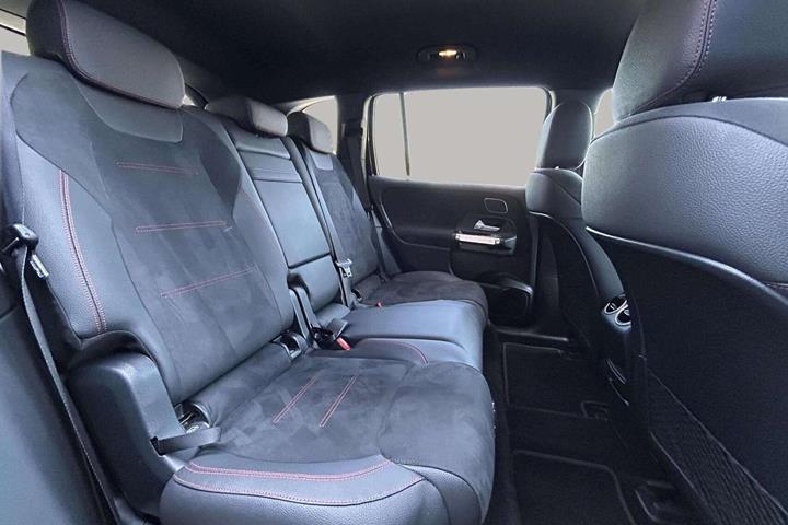 Sort Mercedes EQB 250+ fra 2025