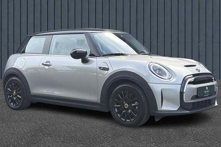 Sølv Mini Cooper SE fra 2023 set udefra