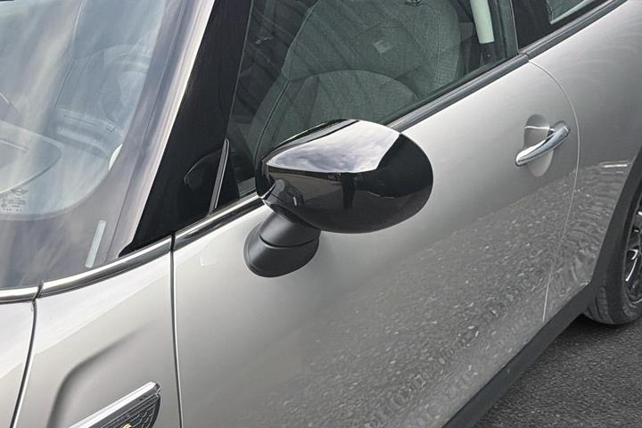 Sølv Mini Cooper SE fra 2023