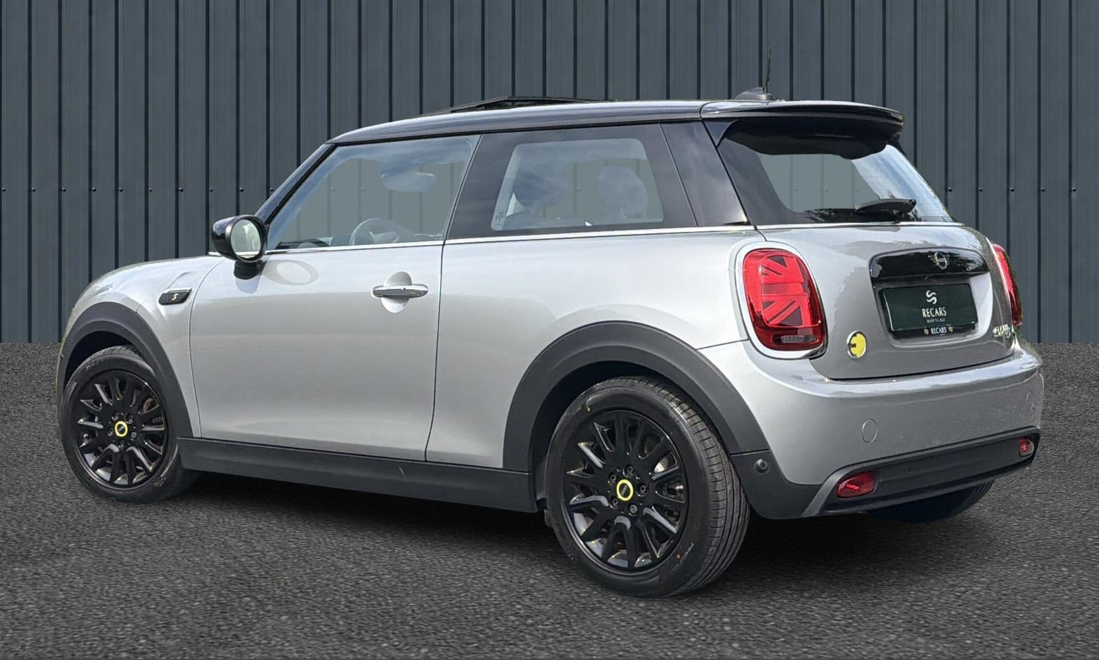 Sølv Mini Cooper SE fra 2023