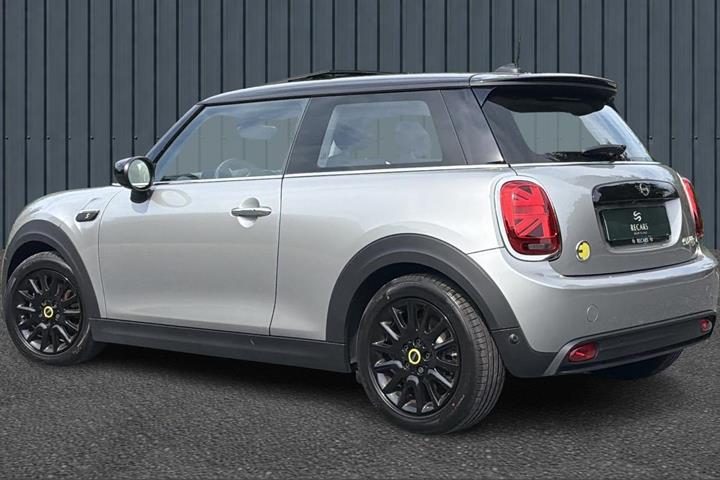 Sølv Mini Cooper SE fra 2023