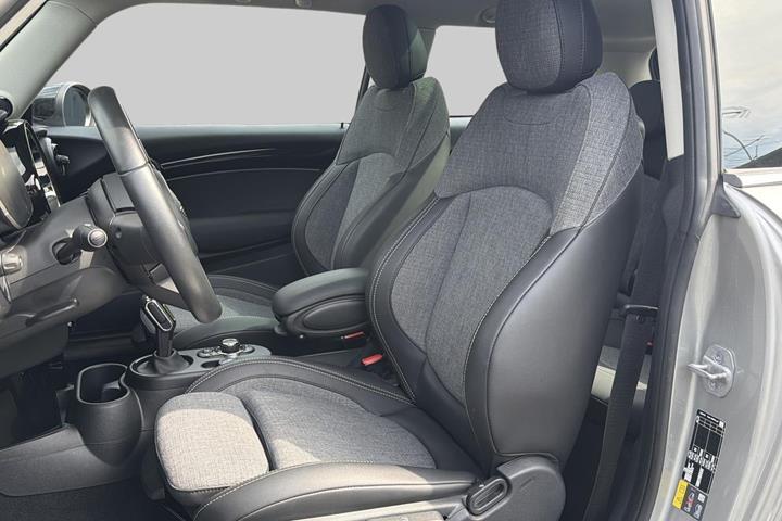 Sølv Mini Cooper SE fra 2023