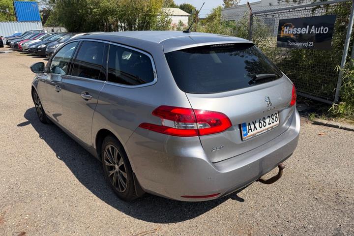 Grøn Peugeot 308 fra 2015