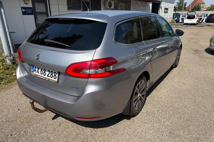 Grøn Peugeot 308 fra 2015