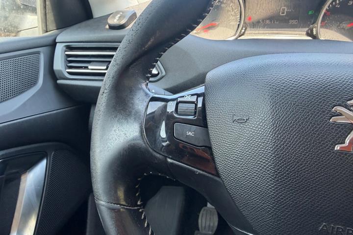 Grøn Peugeot 308 fra 2015