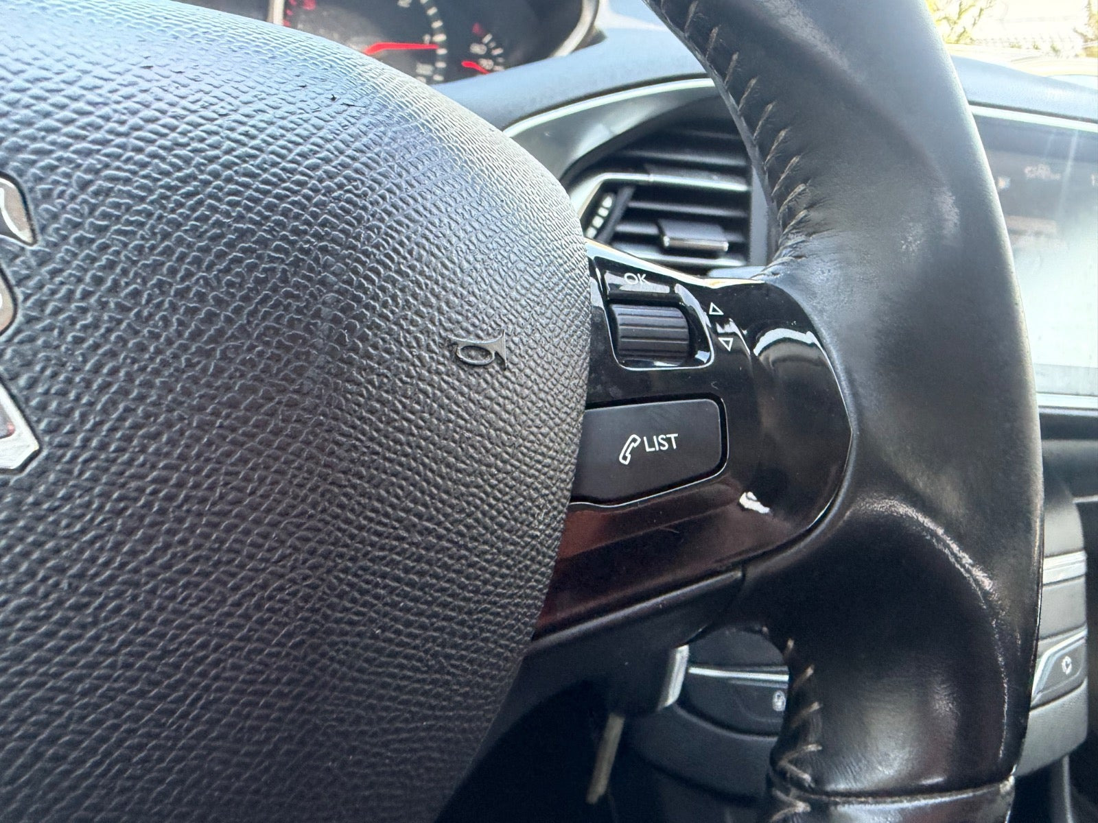 Grøn Peugeot 308 fra 2015