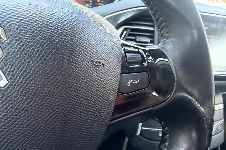 Grøn Peugeot 308 fra 2015