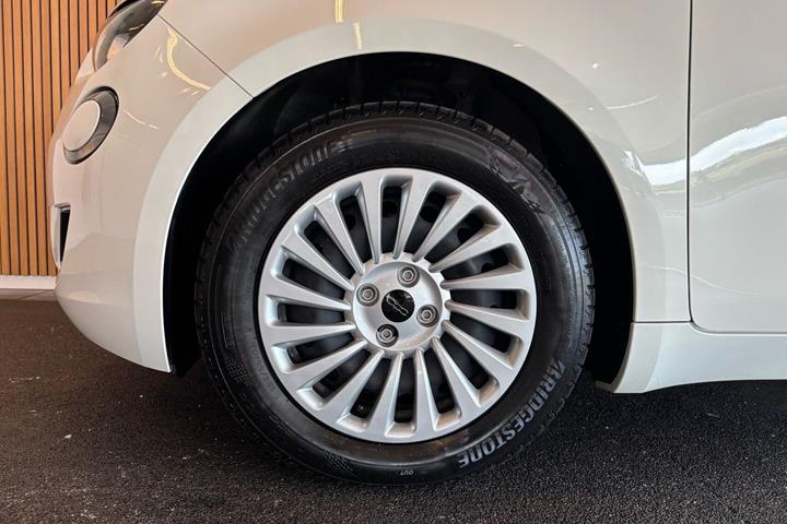 Hvid Fiat 500e fra 2023