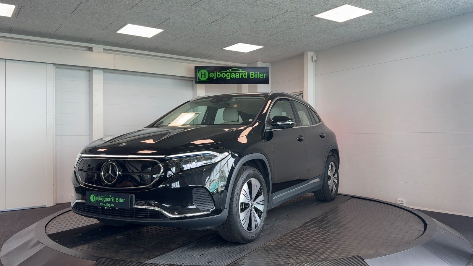 Sort Mercedes EQA250+ fra 2023 set udefra
