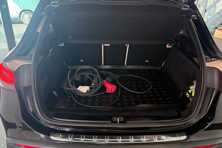 Sort Mercedes EQA250+ fra 2023