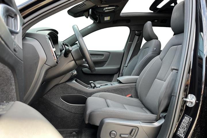 Sort Volvo EX40 fra 2025